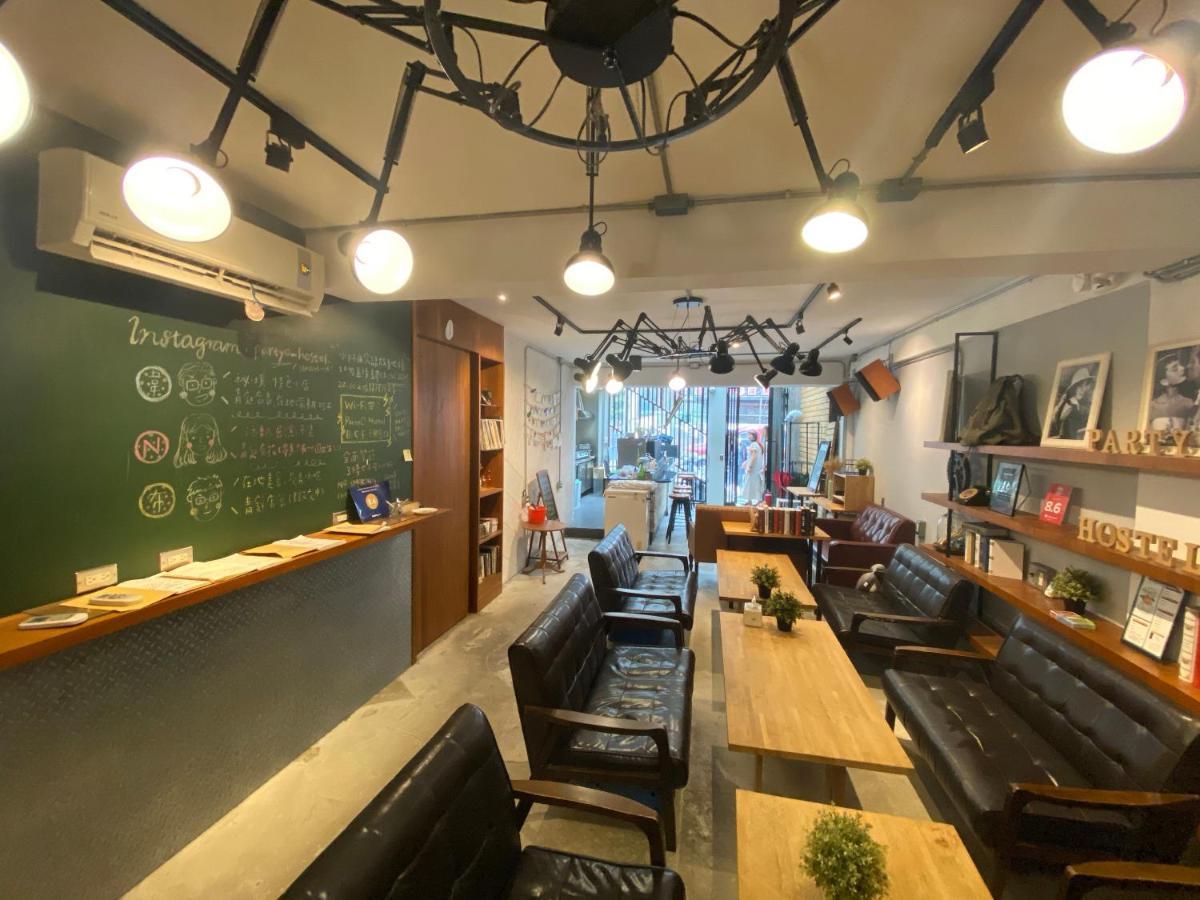 FengJia Living Lab Hostel Taichung Bagian luar foto