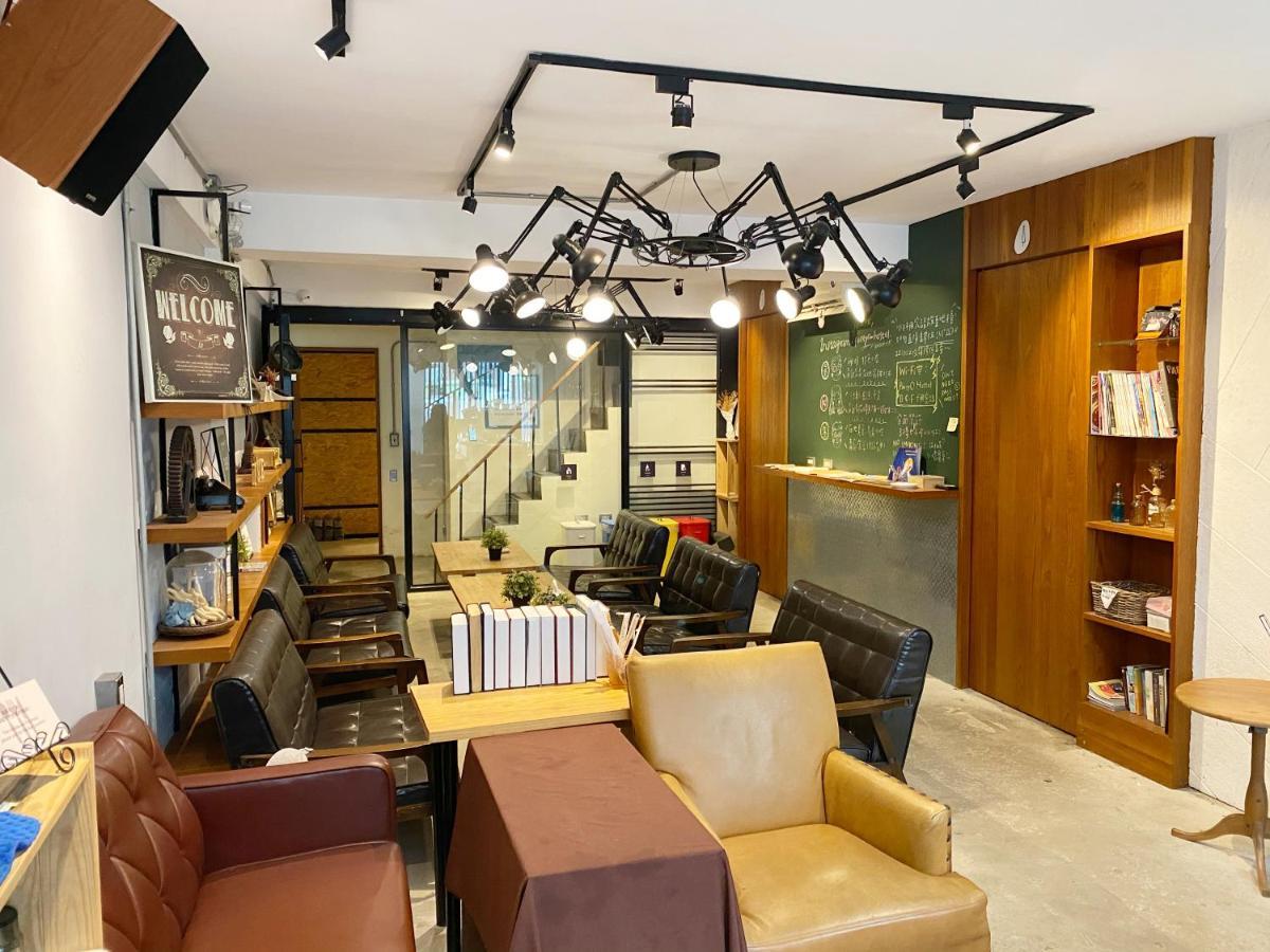 FengJia Living Lab Hostel Taichung Bagian luar foto