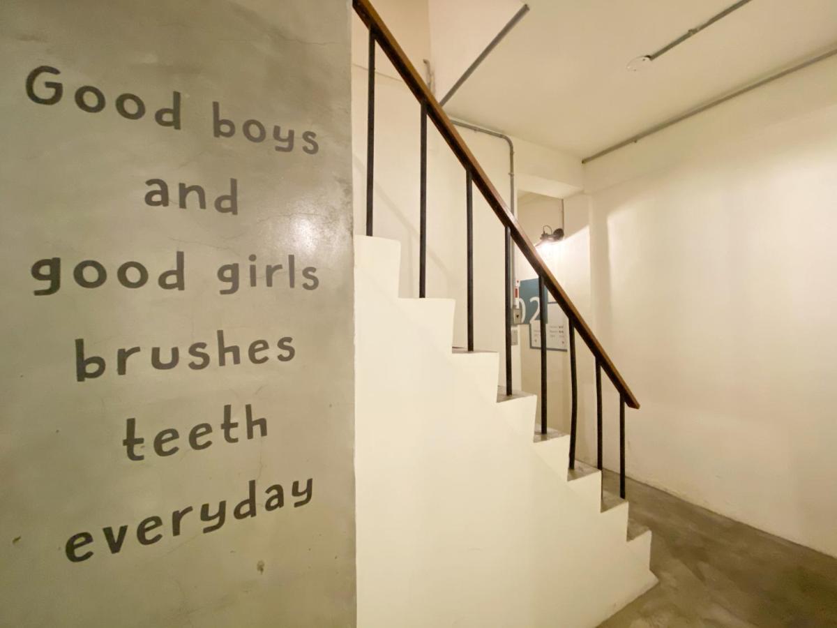 FengJia Living Lab Hostel Taichung Bagian luar foto