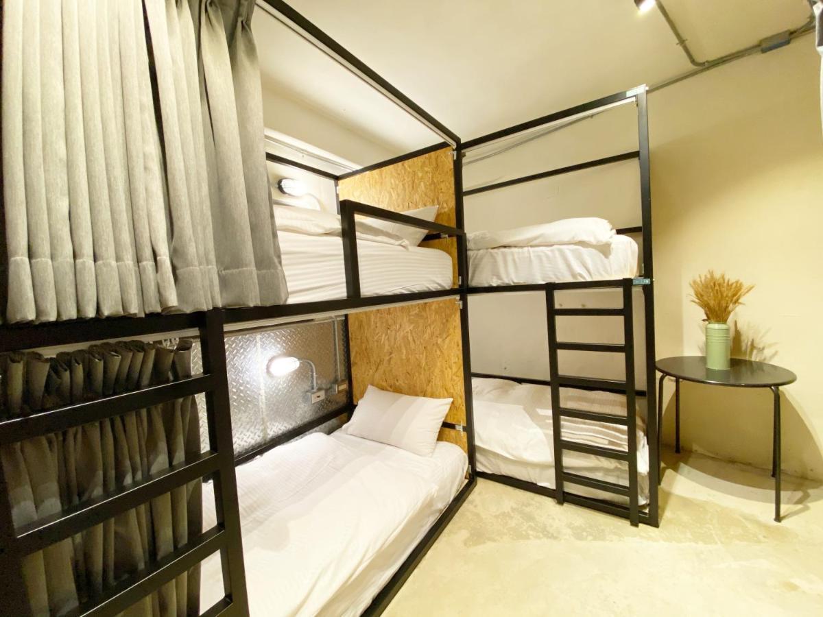 FengJia Living Lab Hostel Taichung Bagian luar foto