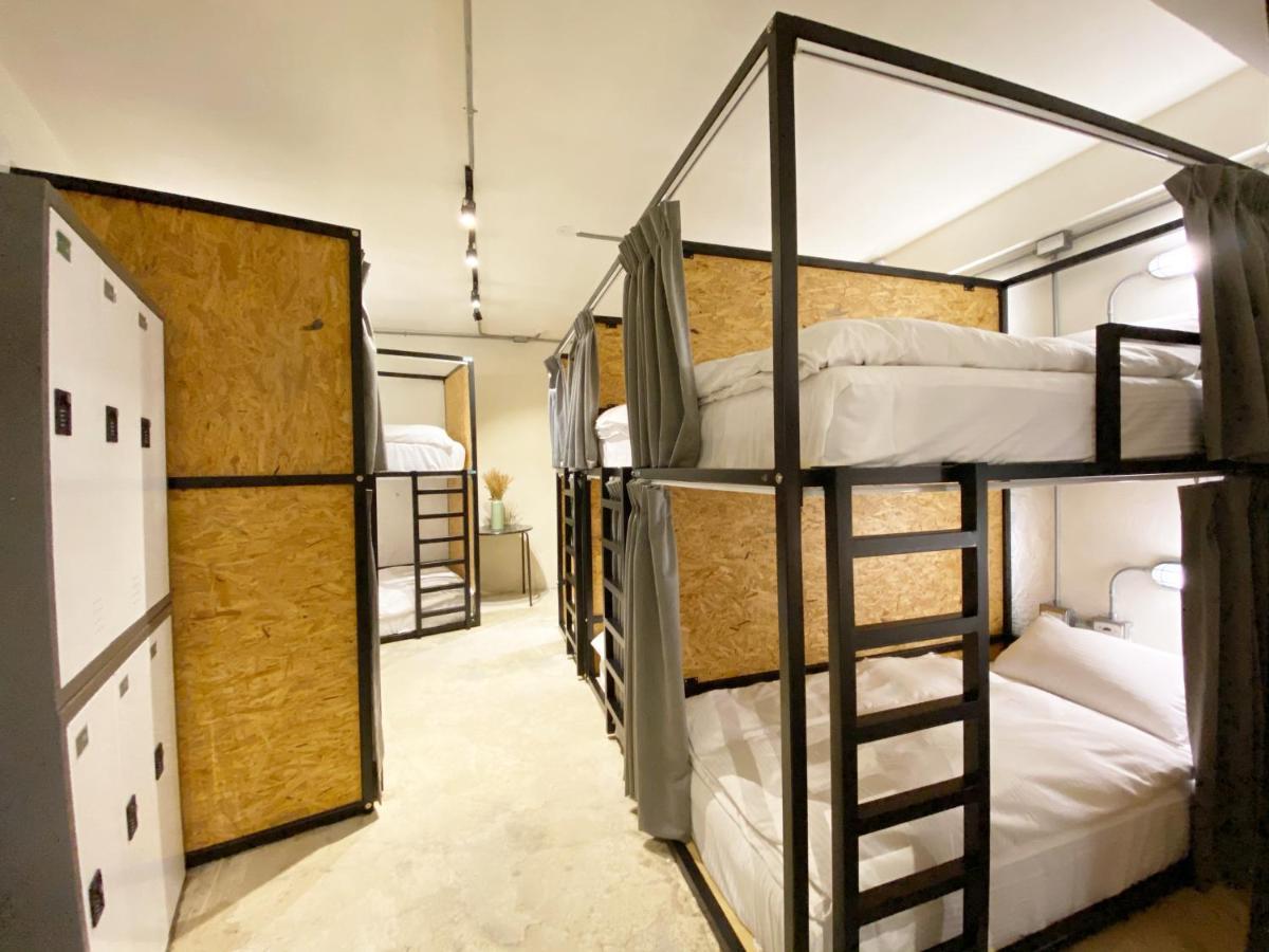 FengJia Living Lab Hostel Taichung Bagian luar foto